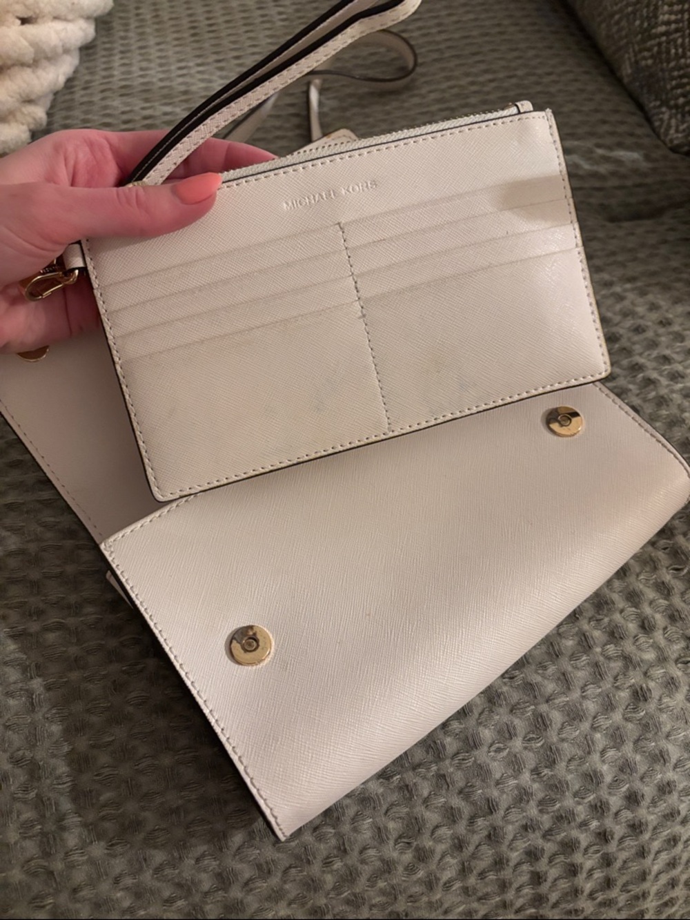 Michael Kors Cream Leather Crossbody Bag with Gold Hardware - Picture 5 of 7